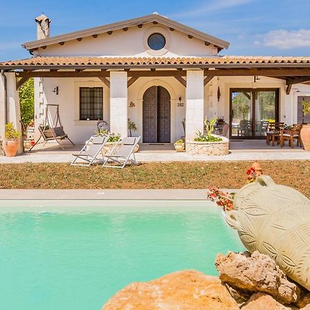 Villa Suq With Pool, Parking & Wifi Noto Luaran gambar