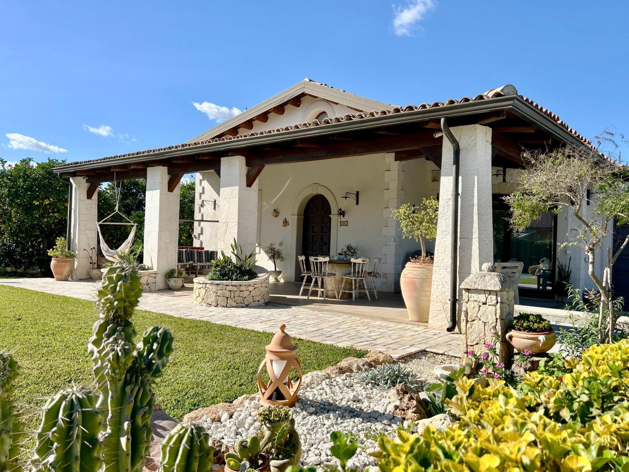 Villa Suq With Pool, Parking & Wifi Noto Luaran gambar