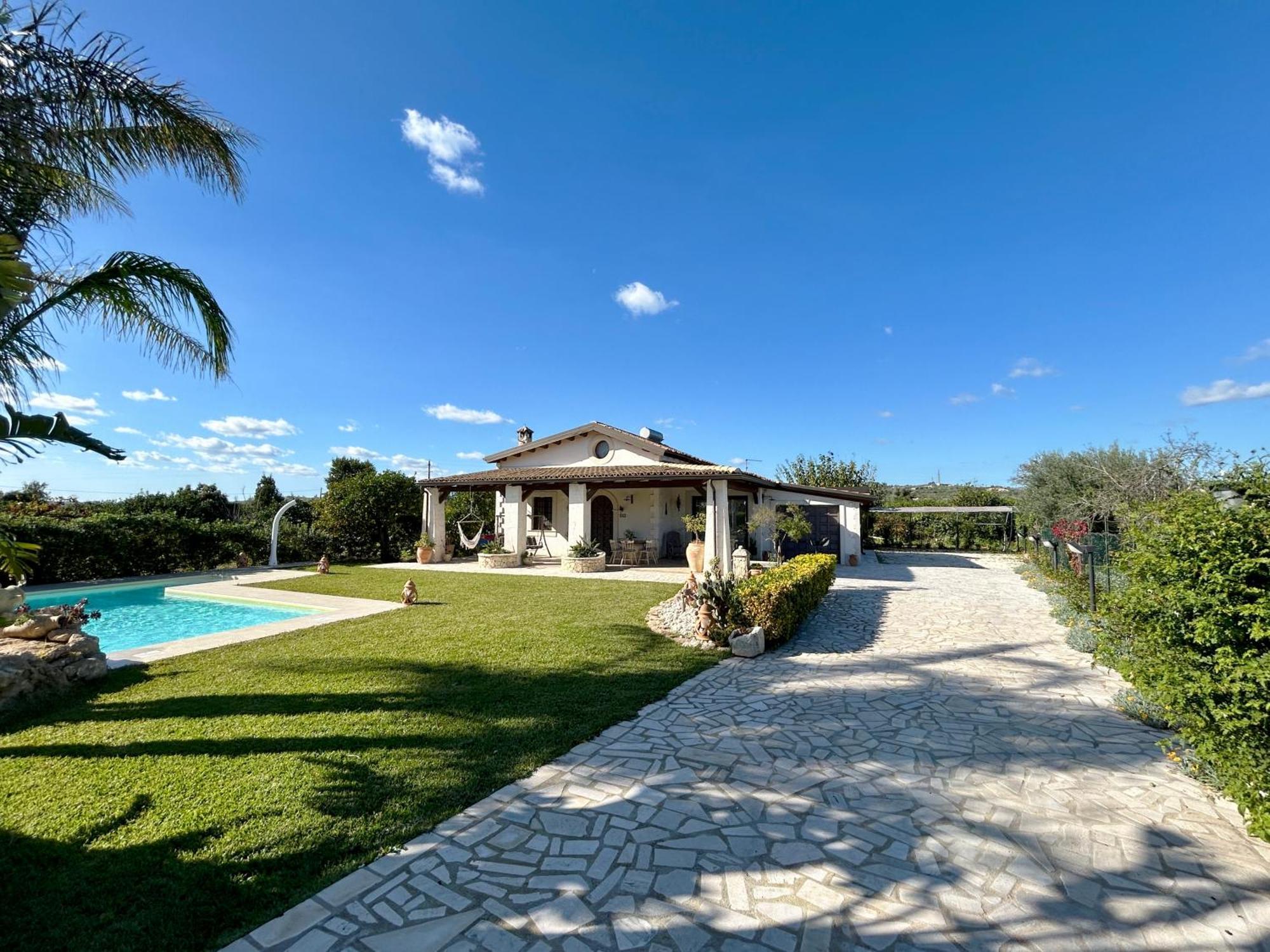 Villa Suq With Pool, Parking & Wifi Noto Luaran gambar